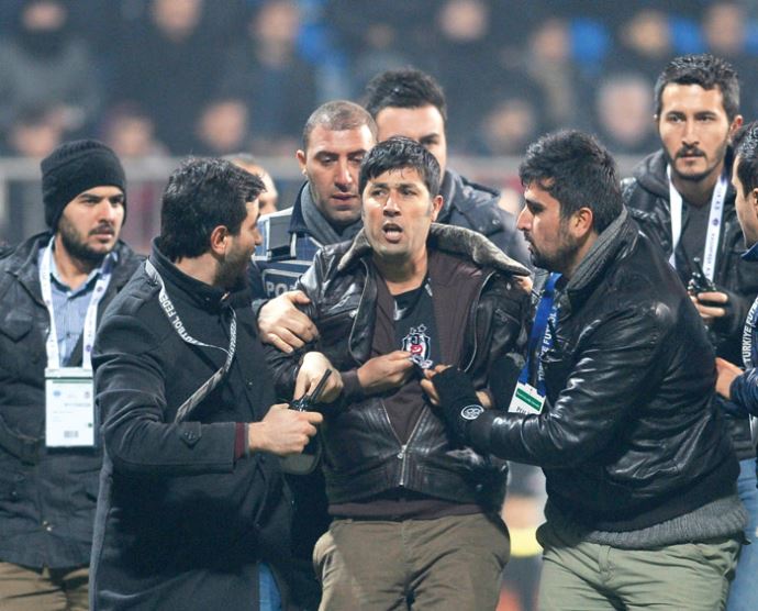Fernandes&#039;e sahada holigan tekmesi, Beşiktaş&#039;la köprüleri attı