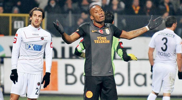 Cimbom'a soğuk duş, Fener'in 11 puan gerisine düştü Cimbom'a soğuk duş, Fener'in 11 puan gerisine düştü