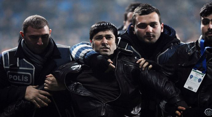 Sahaya atlayıp Fernandes'e saldıran taraftar adliyede Sahaya atlayıp Fernandes'e saldıran taraftar adliyede