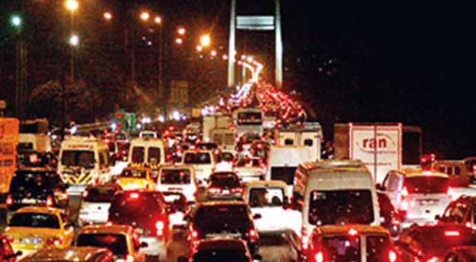 FSM Köprüsü'nde 4 gişe kapatıldı, trafikte son durum FSM Köprüsü'nde 4 gişe kapatıldı, trafikte son durum