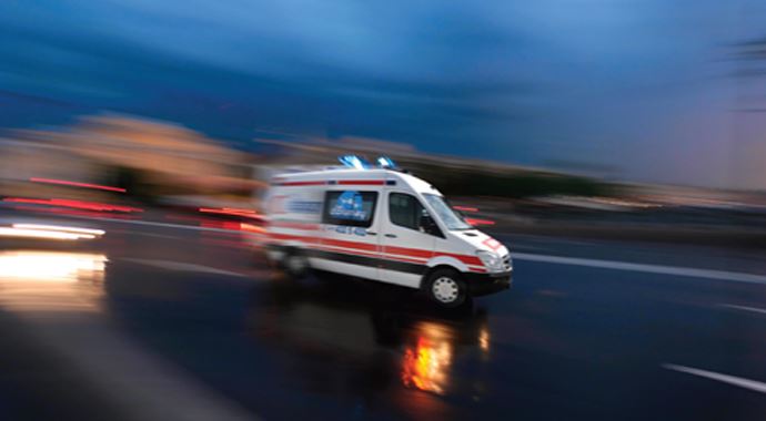 Üç araca çarpıp ters döndü, 4 yaralı Üç araca çarpıp ters döndü, 4 yaralı