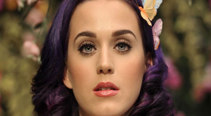 Katy Perry'e sahnede müdahale ettiler Katy Perry'e sahnede müdahale ettiler