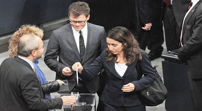 Türk Bakan Aydan Özoğuz Meclis'te