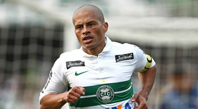 Alex, Telles'e referans oldu Alex, Telles'e referans oldu