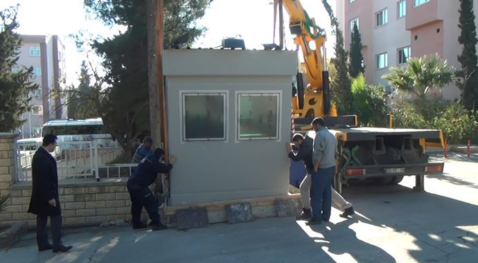 Şanlıurfa'da polis nöbet kulübeleri zırhlandı Şanlıurfa'da polis nöbet kulübeleri zırhlandı