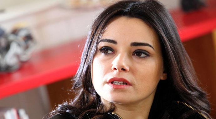 Özgü Namal&#039;ın acı günü, tedavi gören babası vefat etti