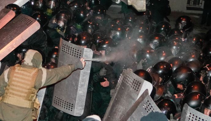 Kiev&#039;de protestocular polise saldırdı