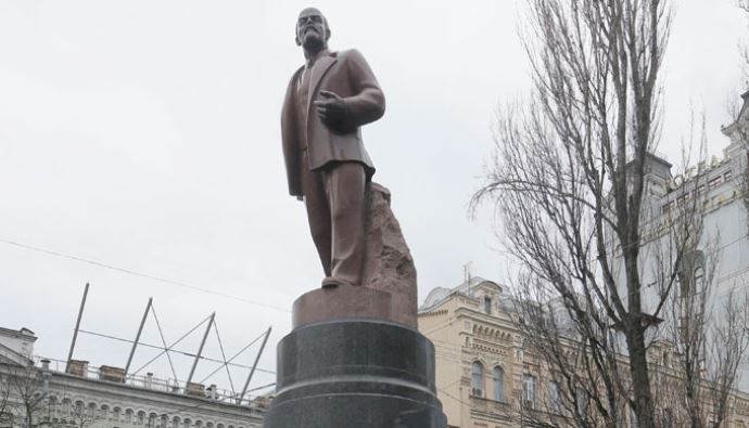 Ukrayna'da göstericiler Lenin heykeline saldırdı Ukrayna'da göstericiler Lenin heykeline saldırdı