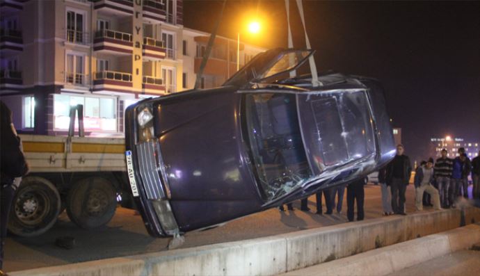 Otomobil su kanalına düştü, 3 yaralı
