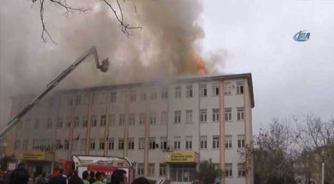 Gaziantep'te lisede yangın çıktı Gaziantep'te lisede yangın çıktı
