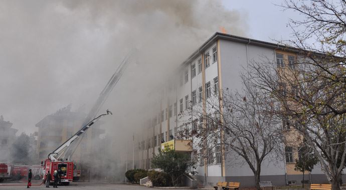 Gaziantep&#039;teki lise yangını okulları 2 gün tatil etti