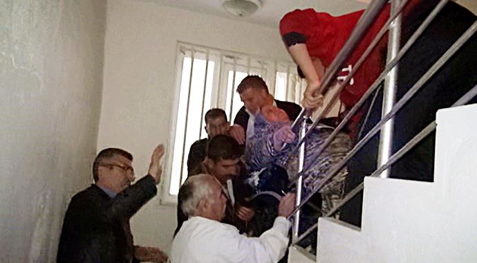 200 kiloluk kadını merdivenden düşürdüler