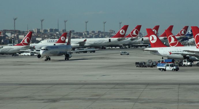 Uçaklarda tavan fiyat yolcuları ikiye böldü Uçaklarda tavan fiyat yolcuları ikiye böldü