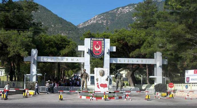 Koğuş penceresinin altında yaralı bulunan asker hayatını kaybetti