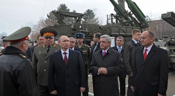 Putin'i Ermenistan'da yüzlerce kişi protesto etti