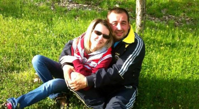Karısının gözleri önünde bıçaklanarak öldürüldü