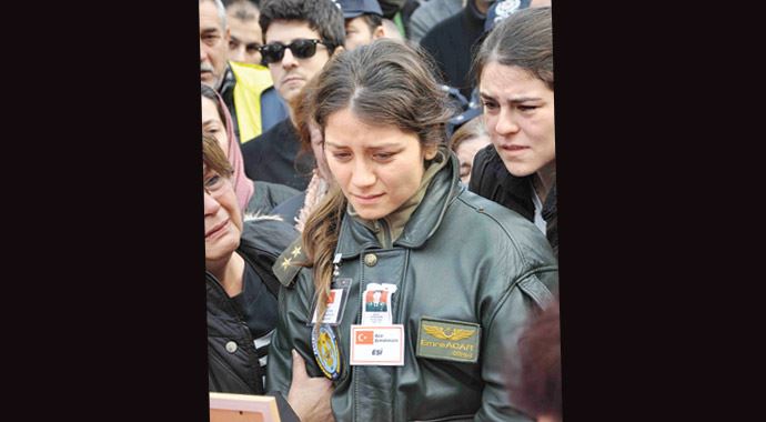 Gelinliği çıkardı üniformayı giydi Gelinliği çıkardı üniformayı giydi
