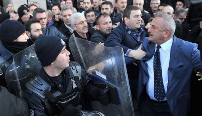 Ali Ağaoğlu serbest bırakılmadı, adliyede arbede çıktı Ali Ağaoğlu serbest bırakılmadı, adliyede arbede çıktı
