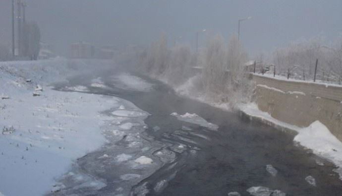 Ağrı&#039;daki Murat Nehri buz tuttu