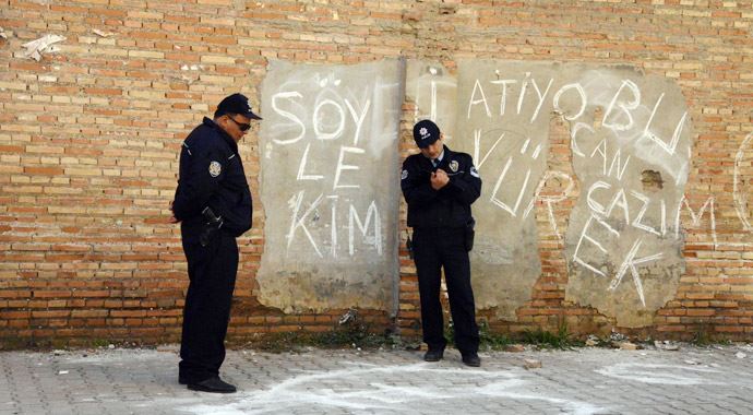 Polis işi gücü bıraktı, aşk nöbeti tuttu