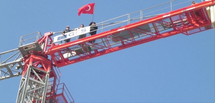 Eylemci 3 işçi, 10 saat sonra ikna oldular