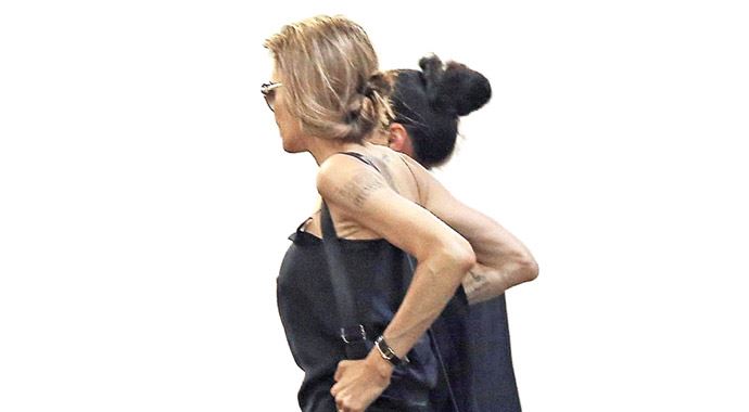 Angelina mum gibi eriyor!