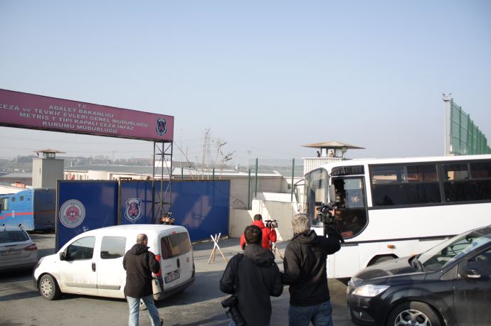 Bakan Eşleri oğulları için cezaevine baklavalarla geldiler Bakan Eşleri oğulları için cezaevine baklavalarla geldiler