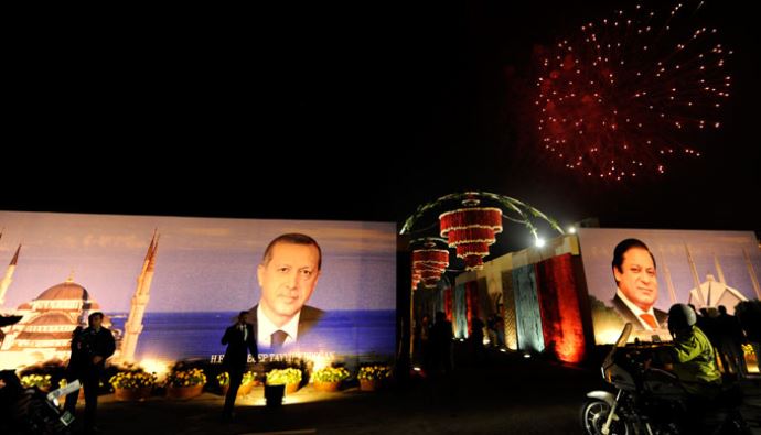 Pakistan&#039;da Başbakan Erdoğan&#039;a &#039;Katibim&#039;li karşılama