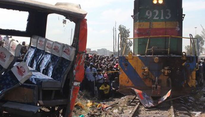 Nairobi&#039;de raydan çıkan tren mahalleye girdi
