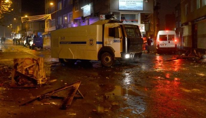 Beyoğlu'nda polise saldıran maskeli gruba müdahale Beyoğlu'nda polise saldıran maskeli gruba müdahale