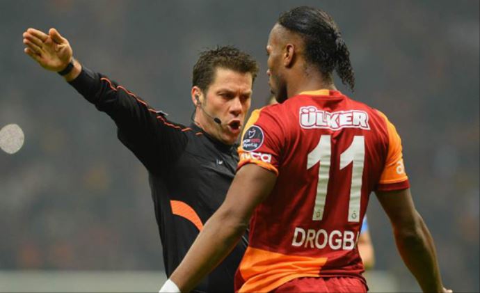 Trabzonspor'da hakem öfkesi, 'Bize kart, Galatasaray'a nasihat' Trabzonspor'da hakem öfkesi, 'Bize kart, Galatasaray'a nasihat'