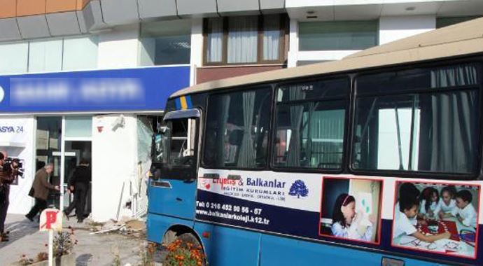 Minibüs bankaya daldı, çok sayıda yaralı var