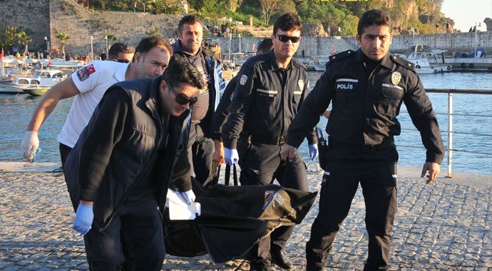 Antalya'da fazlezlerde erkek cesedi bulundu Antalya'da fazlezlerde erkek cesedi bulundu