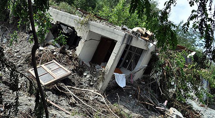 Sel ve toprak kayması felaketi 20 kişinin ölmesine sebep oldu Sel ve toprak kayması felaketi 20 kişinin ölmesine sebep oldu