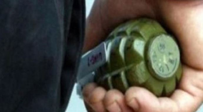 Polise atacağı bomba elinde patladı
