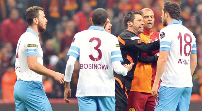 Trabzonspor hakem Fırat Aydınus'a fena patladı Trabzonspor hakem Fırat Aydınus'a fena patladı