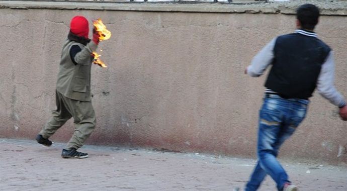 Hakkari'de olaylı gösteri, polise atmak isterken elinde patladı Hakkari'de olaylı gösteri, polise atmak isterken elinde patladı