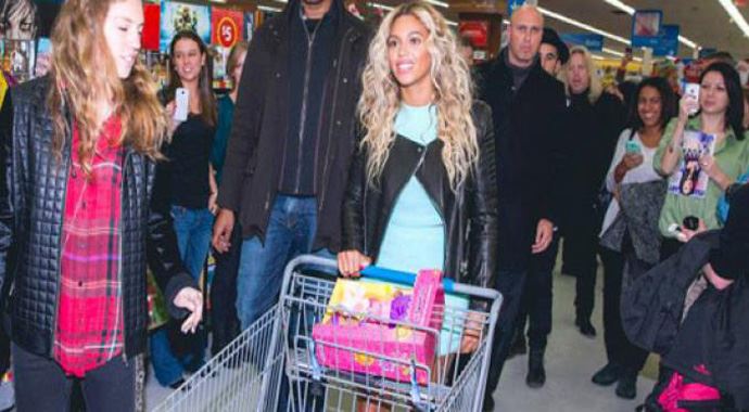 Albümünü iTunes üzerinden yayınlayan Beyonce'yi protesto Albümünü iTunes üzerinden yayınlayan Beyonce'yi protesto