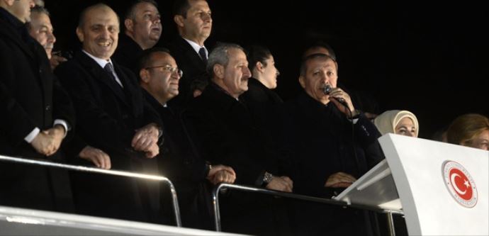 Başbakan Erdoğan'ın mitinginde damga vuran pankart Başbakan Erdoğan'ın mitinginde damga vuran pankart