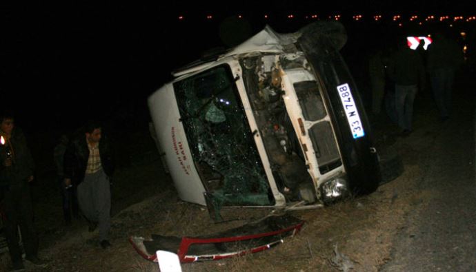 Tarsus'da köy dolmuşu devrildi, 17 yaralı Tarsus'da köy dolmuşu devrildi, 17 yaralı