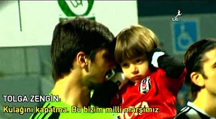 'Kulağını kapatma bu bizim milli marşımız' 'Kulağını kapatma bu bizim milli marşımız'