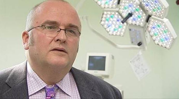 Çılgın doktor hastasının ciğerine imza attı Çılgın doktor hastasının ciğerine imza attı