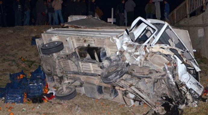 İşçileri taşıyan kamyonet köprüden düştü İşçileri taşıyan kamyonet köprüden düştü