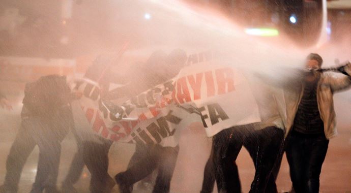 Adana'da izinsiz gösteriye polis müdahalesi Adana'da izinsiz gösteriye polis müdahalesi