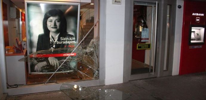 Yüzleri maskeli provokatörler iş başında Yüzleri maskeli provokatörler iş başında