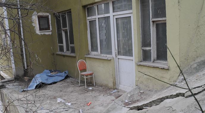 Polisten çekinci 4. kattan şağı düştü öldü Polisten çekinci 4. kattan şağı düştü öldü