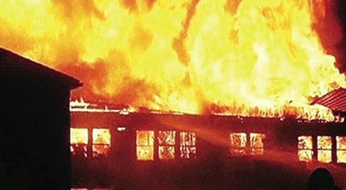 Alışveriş merkezinde yangın, 4 ölü Alışveriş merkezinde yangın, 4 ölü