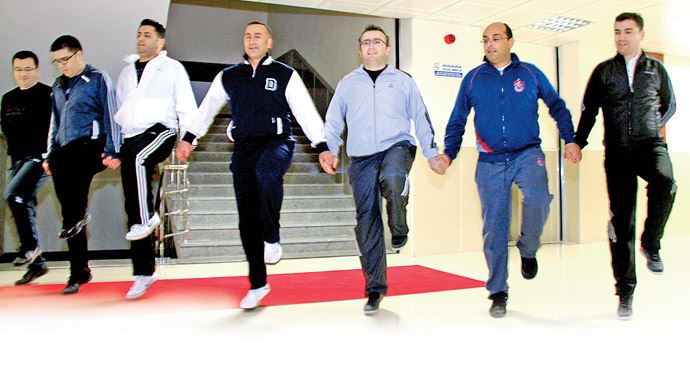 Savcı ve hakimler adliyede halayda