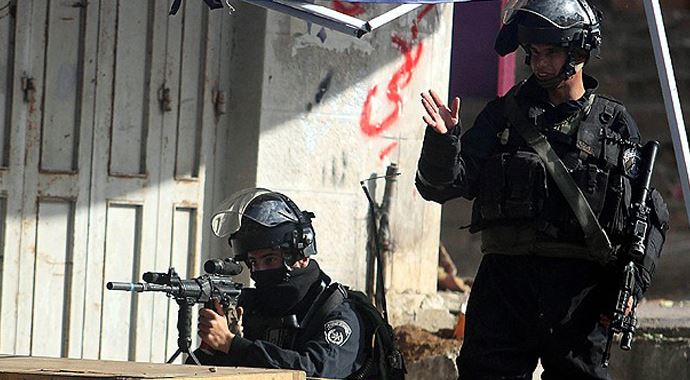 İsrail askerleri 4 Filistinliyi gözaltına aldı