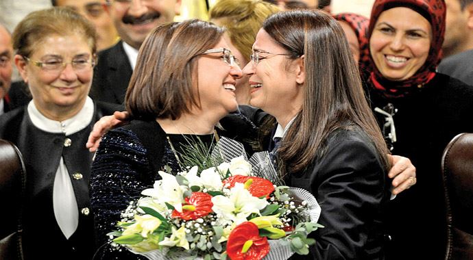 Fatma Şahin görevini devrederken gözyaşlarını tutamadı